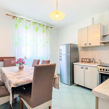 1 Bedroom Nice Apartment In Kastel Sucurac Kaštela المظهر الخارجي الصورة