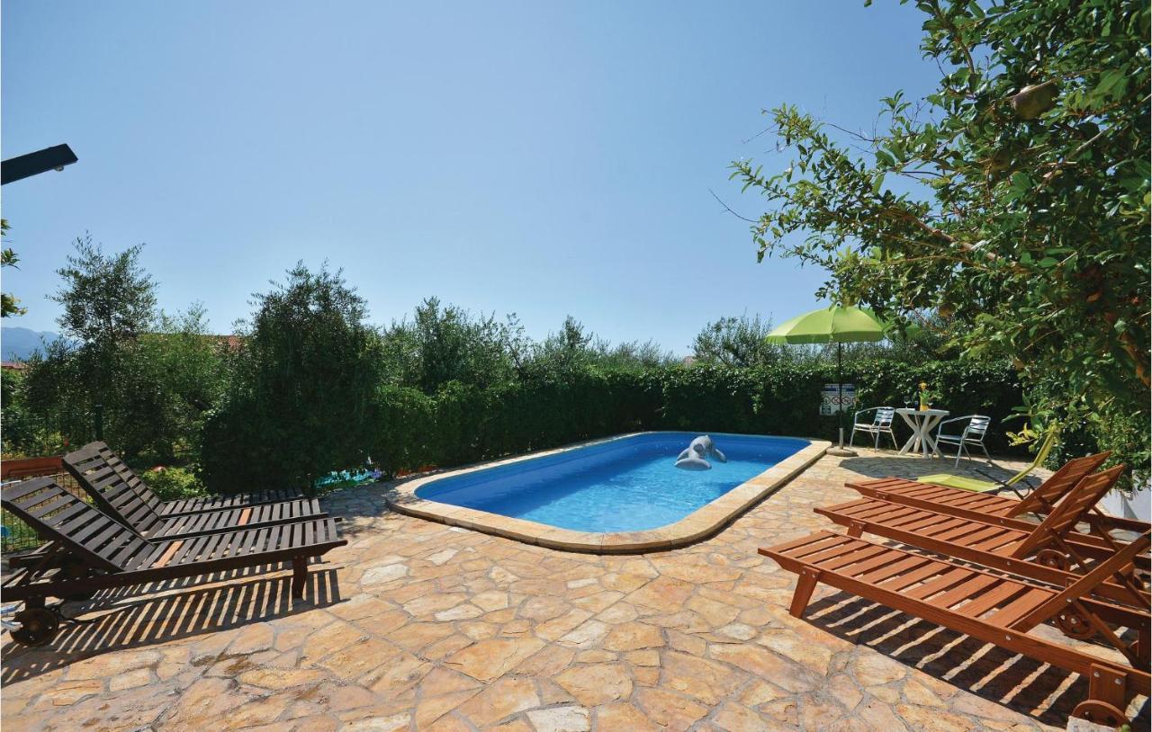 1 Bedroom Nice Apartment In Kastel Sucurac Kaštela المظهر الخارجي الصورة